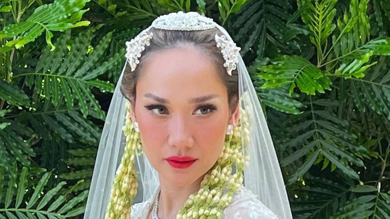 Lipstik Merah Menyala, 8 Foto Detail Makeup Akad Nikah Bunga Citra Lestari