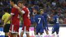 Para pemain Chelsea merayakan gol yang dicetak Marcos Alonso ke gawang Bayern Munchen pada laga turnamen pramusim ICC 2017 di Stadion Nasional Singapura, Selasa (25/7/2017). Bayern Munchen menang 3-2 atas Chelsea. (EPA/Wallace Woon)