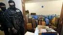 Petugas bea cukai Perancis berjaga di depan ruang penyimpanan ganja yang disita, Paris, Perancis, Senin (18/10/2015). 7 ton ganja ini ditemukan disalah satu mobil yang terparkir pinggiran jalan Paris. (REUTERS/Jacky Naegelen)