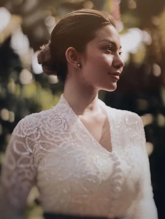 Kebaya dan kain tenun tersebut dipersembahkan Didiet Maulana sebagai selebrasi ulang tahunnya yang ke-25 tahun pada 8 November 2021 lalu. (Instagram/arieltatum).