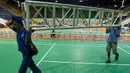 Pekerja mengangkat tiang besi jelang Kejuaraan Dunia BWF di Istora Senayan, Jakarta, Rabu (5/8/2015). Kejuaraan itu akan berlangsung pada 10-16 Agustus mendatang. (Bola.com/Vitalis Yogi Trisna)