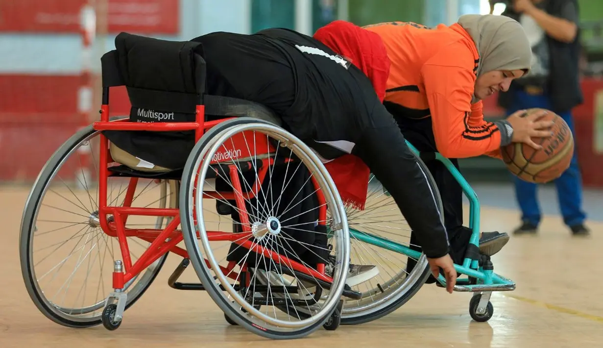Wanita penyandang disabilitas mengambil bagian dalam kejuaraan bola basket kursi roda lokal di Sanaa, Yaman, 8 Desember 2019. Sanaa telah berada di bawah kendali pemberontak sejak 2014. (MOHAMMED HUWAIS/AFP)