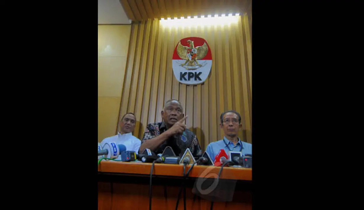 Pimpinan baru KPK Taufiequrachman Ruki menjawab pertanyaan wartawan saat konferensi pers di Gedung KPK, Jakarta, Jumat (20/2). Pimpinan baru KPK akan mengubah pembagian kerja di internal lembaga penegak hukum tersebut. (Liputan6.com/Andrian M Tunay)