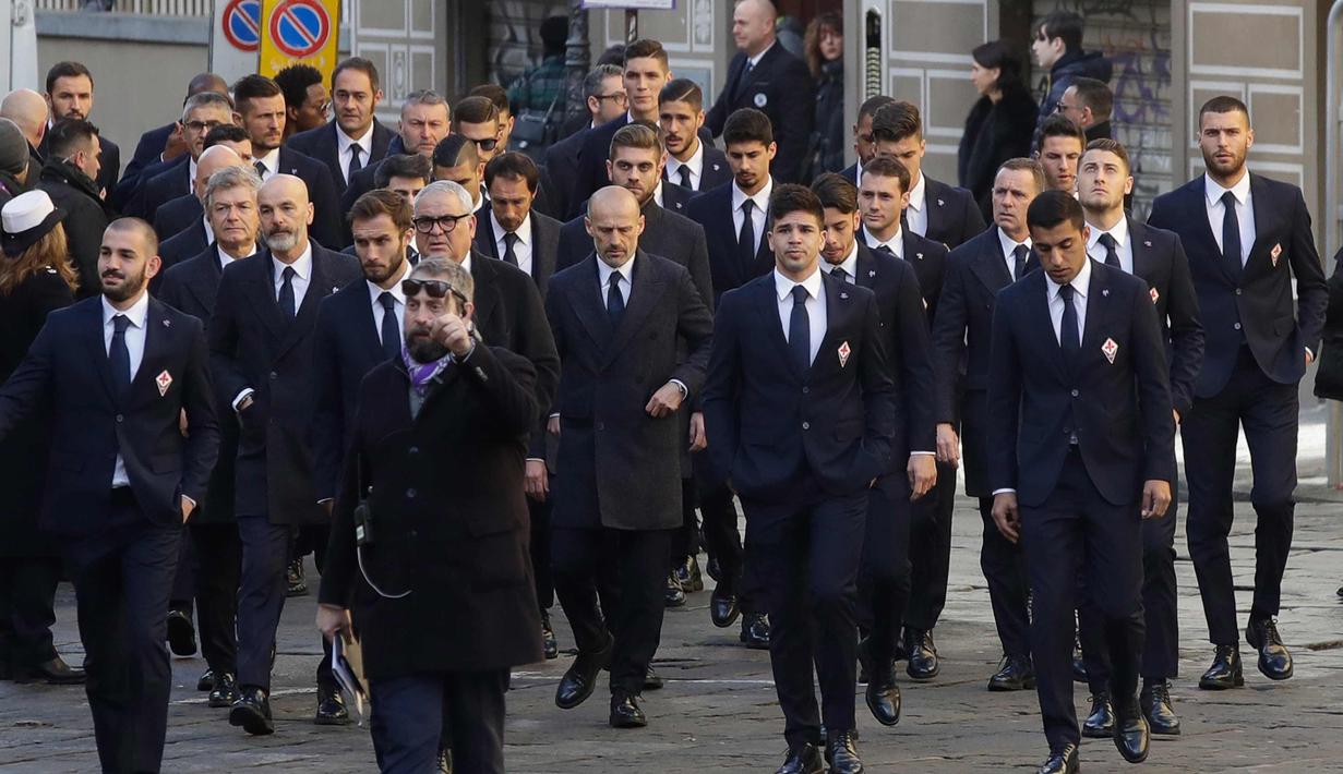 Para pemain Fiorentina tiba menghadiri upacara pemakaman Davide Astori di Florence, Italia, Kamis (8/3). Davide Astori meninggal pada usia 31 tahun di kamar hotel setelah terkena serangan jantung. (AP Photo/Alessandra Tarantino)