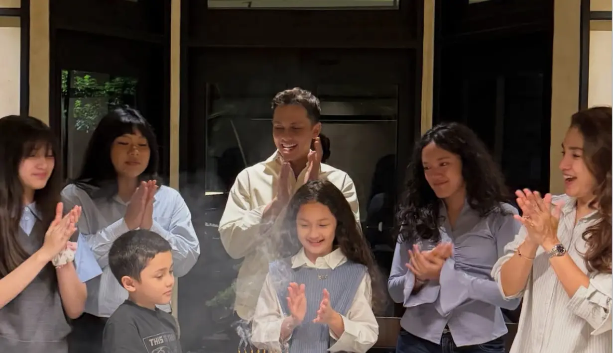 Keluarga good looking ini pun tampil senada dengan busana warna biru dan abu-abu yang bergaya kasual. [@ussypratama]