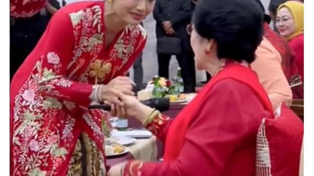 6 Potret Krisdayanti di Acara Hari Ibu Bersama Megawati, Anggun Berkebaya Panjang