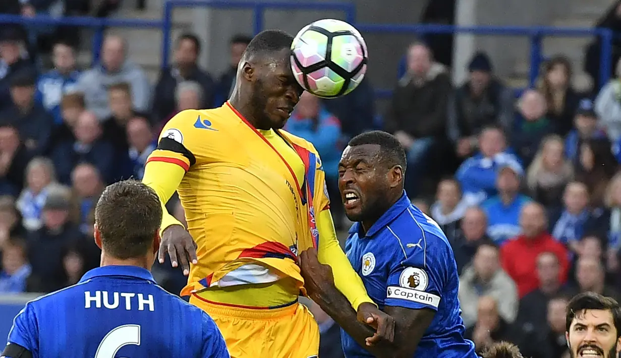 Pemain Crystal Palace, Christian Benteke menyundul bola saat berduel dengan pemain Leicester City apada lanjutan Premier League di King Power Stadium, Sabtu (22/10/2016). (AFP/Ben Stansall)