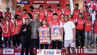 Azrul Ananda (DBL Indonesia), Sean Gelael (KFC), dan Andrew Vlahov (WBA Australia) berfoto bersama Maxine Maria Sutisna dan Terrel Ayers yang terpilih sebagai most valuable player (MVP) selama gelaran KFC DBL Camp 2023 yang berlangsung di Jakarta 8-14 Mei 2023. (Bola.com/Dok.DBL Indonesia)