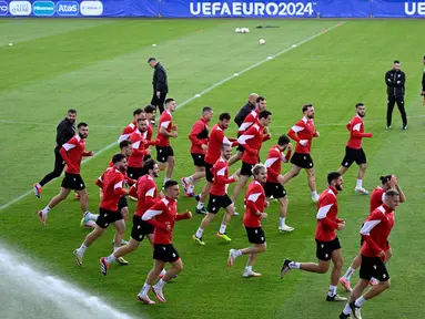 Para pemain Georgia menghadiri sesi latihan resmi Euro 2024, di Stadion Velbert, Velbert, Jerman pada 17 Juni 2024. (INA FASSBENDER/AFP)