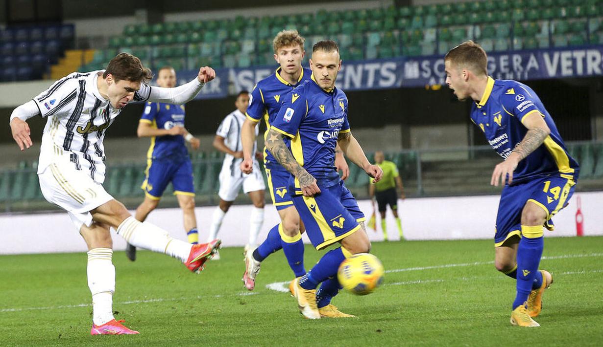 Penyerang Juventus, Federico Chiesa, melepaskan tendnagan ke gawang Hellas Verona pada laga Liga Italia di Stadion Marc'Antonio Bentegodi, Minggu (28/2/2021). Kedua tim bermain imbang 1-1. (Paola Garbuio/LaPresse via AP)
