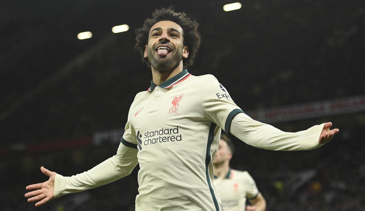 Tiga dari lima gol Liverpool ke gawang Manchester United pada pekan lalu (24/10/2021), membawa Mohamed Salah tercatat sebagai pencetak hattrick terbaru di Liga Inggris musim ini. Selain itu, ia juga berhasil menjadi pemain kedua Liverpool yang mampu melakukan trigol di Old Trafford. (AFP/Oli Scarff)