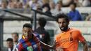 Mohamed Salah (kanan) merupakan pembelian termahal sepanjang sejarah Liverpool. Dia dibeli dari AS Roma dengan harga 35 juta poundsterling (Rp 632 miliar) pada 23 Juni 2017. (AP/Kin Cheung)