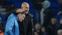 Pemain Manchester City, Phil Foden, merayakan kemenangan bersama Pep Guardiola setelah menaklukkan Brighton & Hove Albion  dalam duel tunda pekan ke-29 Liga Inggris 2024, Jumat (26/4/2024). (AP Photo/Kin Cheung)