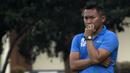 Pelatih PS Tira, Rudy Eka, mengamati anak asuhnya saat melawan Barito Putera pada laga persahabatan di Lapangan Bais, Bogor, Kamis (22/2/2018). PS Tira kalah 1-2 dari Barito Putera. (Bola.com/Asprilla Dwi Adha)