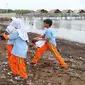 Siswa-siswi SMK membersihkan pantai dalam program Sekolah Pantai Indonesia (SPI) di pesisir pantai Karongsong, Kabupaten Indramayu, Jawa Barat (20/11). Kegiatan ini merupakan Gerakan Cinta Laut Kementerian Kelautan dan Perikanan (KKP). (Liputan6.com/KKP)