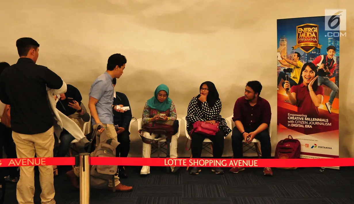 Peserta menunggu pendaftaran Citizen Journalist Academy Energi Muda Pertamina, Jakarta, Kamis (27/7). Program ini mencari 90 mahasiswa yang memiliki passion di bidang menulis, videography, presenting dan public relations. (Liputan6.com/Helmi Afandi)