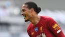 Virgil van Dijk resmi bergabung dengan Liverpool pada bursa transfer musim dingin 2018. Saat itu juga klub-klub besar ramai-ramai mengincar pemain tersebut, salah satunya Manchester City. Sayangnya The Citizen gagal mendapatkan bek solid itu. (Foto: AFP/Pool/Laurence Griffiths)