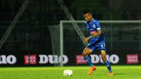 Bek Arema, Ikhfanul Alam, saat bermain melawan Persita Tangerang di Piala Presiden 2019 di Stadion Kanjuruhan, Kabupaten Malang. (Bola.com/Iwan Setiawan)