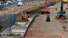 Pekerja menyelesaikan pembangunan Mass Rapid Transit (MRT), di Jakarta, Kamis (18/6/2015). Meski memasuki bulan Ramadan, pengerjaan MRT tetap berjalan dan ditargetkan selesai pada 2018. (Liputan6.com/Johan Tallo)