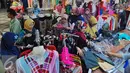 Koleksi baju muslim banyak menjadi incaran pembeli di Bulan Ramadan, Jakarta, Kamis (2/7/2015). Memasuki pertengahan Ramadan pedagang mengaku penjualan baju muslim meningkat dari bulan-bulan sebelumnya. (Liputan6.com/Yoppy Renato)