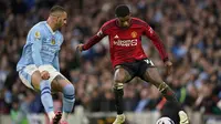 Striker Man United, Marcus Rashford dibayangi bek Man City, Kyle Walker dalam laga di Etihad Stadium, Minggu (3/3/2024). (AP Photo/Dave Thompson)