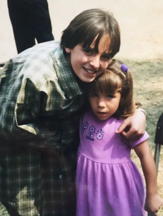 Sosok Pedro lekat dengan rambut belah tengah yang jadi ciri khas. Sebagai peran utama, karakternya tidak terlalu cool atau misterius. [Twitter]