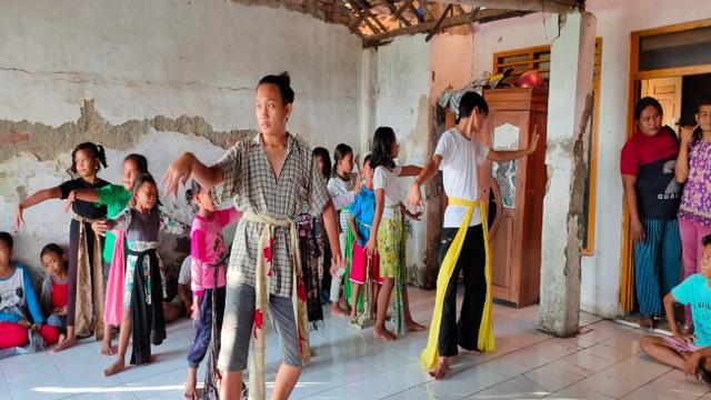 Semangat Seniman Wayang Wong Cirebon Berlatih Dibawah Bangunan yang Tidak Layak