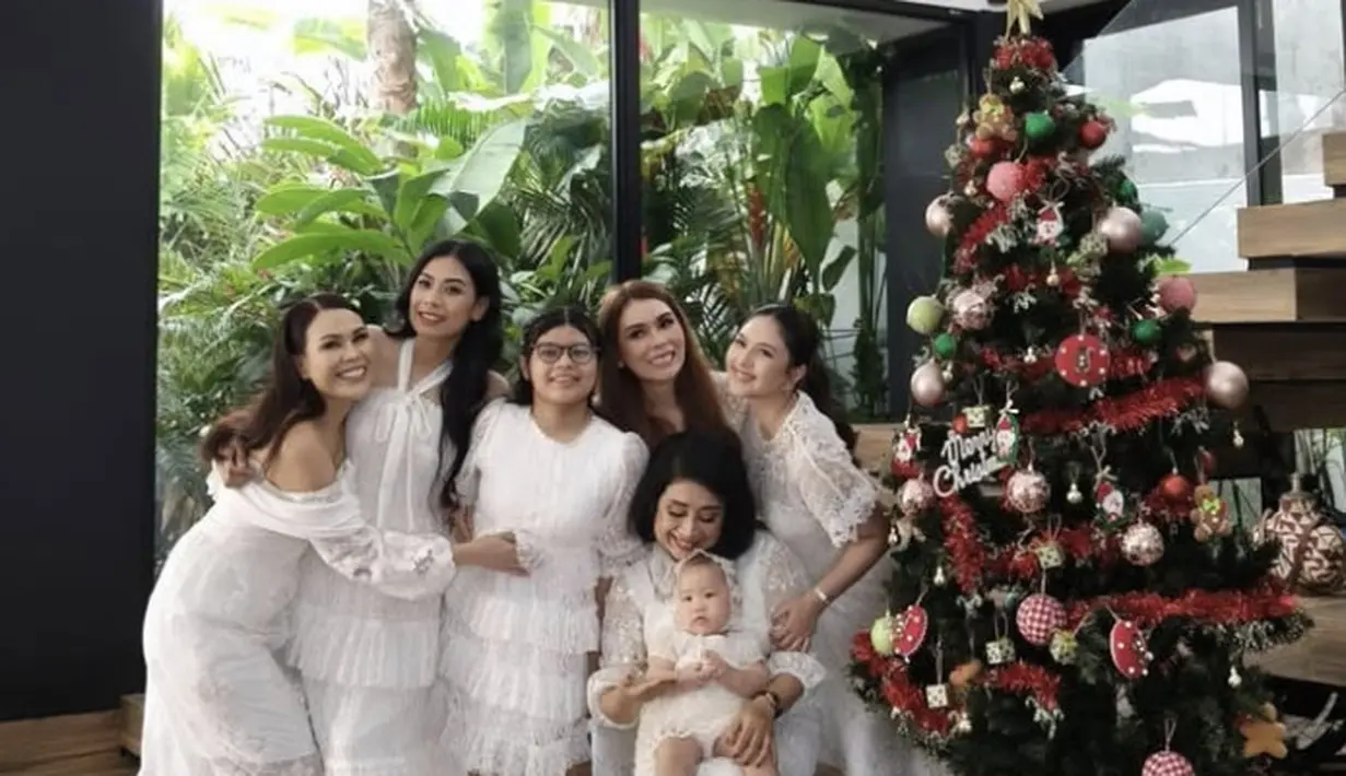 <p>Rayakan Natal, keluarga Jessica Mila tampil menawan dalam busana bernuansa putih. [Foto: instagram/ Jessica Mila]</p>