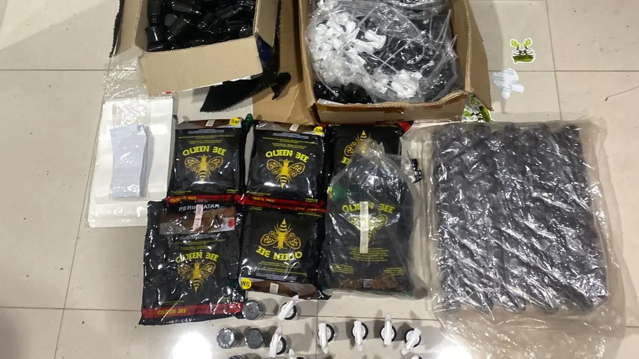 Barang bukti hasil penggerebekan laboratorium narkoba di Apartemen Salemba. (Dok. Istimewa)