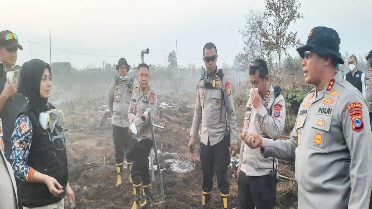 Pemadaman kebakaran gambut dilakukan Polda Kalimantan Selatan.