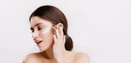 Skincare minimalis berfokus pada kebutuhan dasar kulit, yaitu membersihkan, melembabkan, dan melindungi. [Dok/freepik.com/lookstudio]