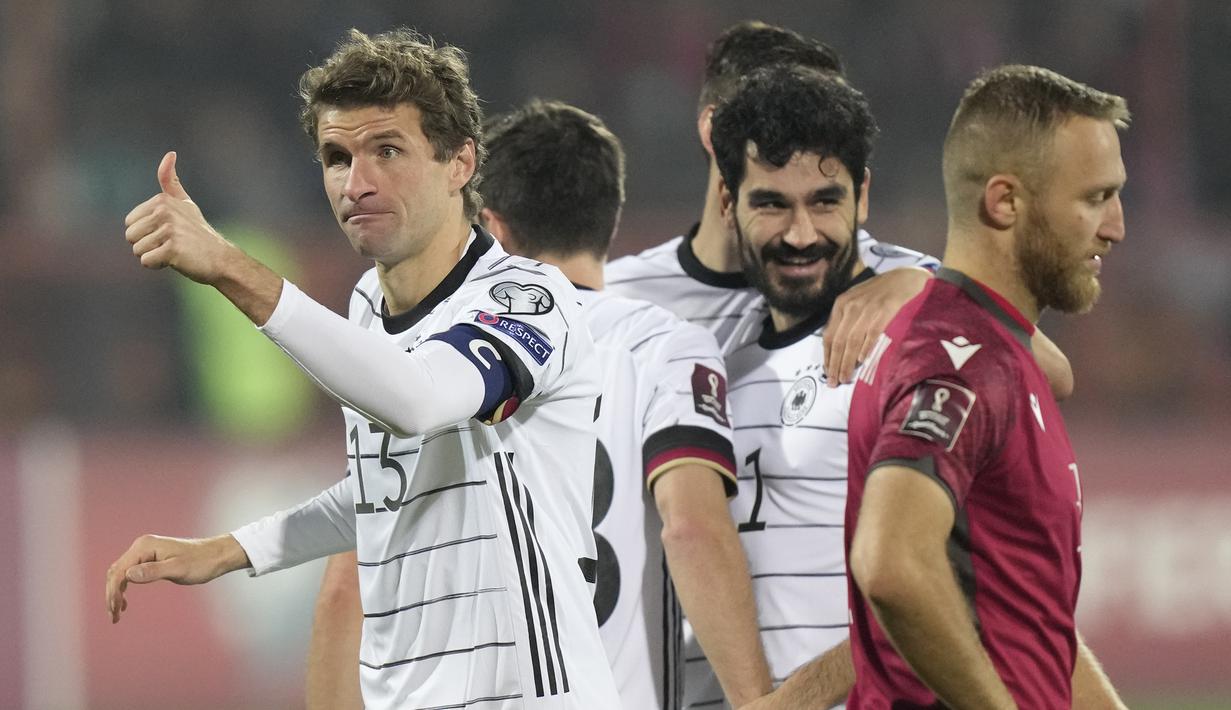 Pada menit ke-50 Jerman kembali menjauh dengan keunggulan 3-0. Gol ketiga dicetak kembali oleh Ilkay Gundogan (kedua dari kanan) usai memanfaatkan umpan pendek Thomas Mueller. (AP/Pavel Golovkin)
