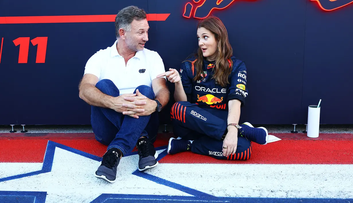 Aktris Amerika Serikat, Drew Barrymore (kanan) berbincang dengan tim prinsipal Red Bull, Christian Horner saat berkunjung ke paddock tim Red Bull Racing menjelang Formula 1 GP Amerika Serikat 2023 di Circuit of The Americas, Austin, Texas, Kamis (19/10/2023) waktu setempat. (AFP/Mark Thompson)