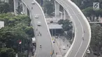 Kendaraan bermotor melintas di kawasan Jalan Layang Non Tol (JLNT) Tanah Abang - Kampung Melayu, Jakarta, Rabu (6/3). Mereka nekat menerobos JLNT untuk menghindari kemacetan. (Liputan6.com/Fery Pradolo)