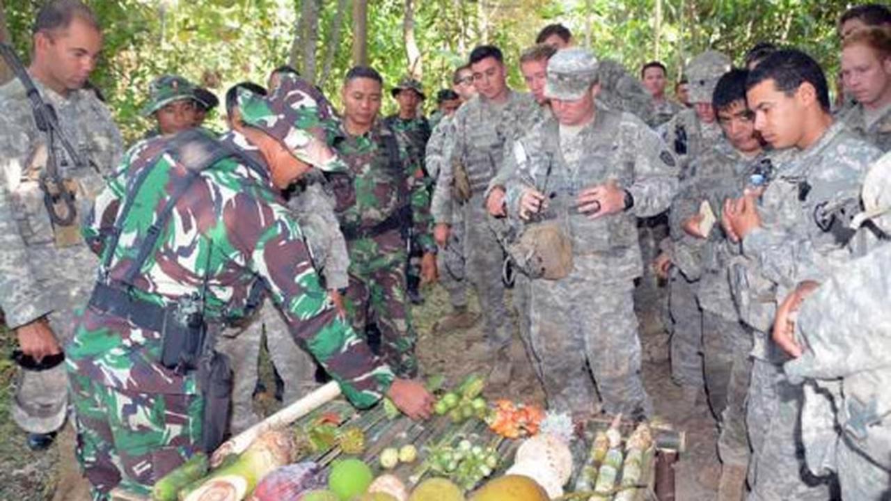 Tentara AS bengong lihat prajurit Kostrad makan mengkudu