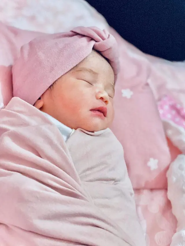 7 Potret Anak Ketiga Yulita MasterChef yang Baru lahir, Cantik Jadi Sorotan