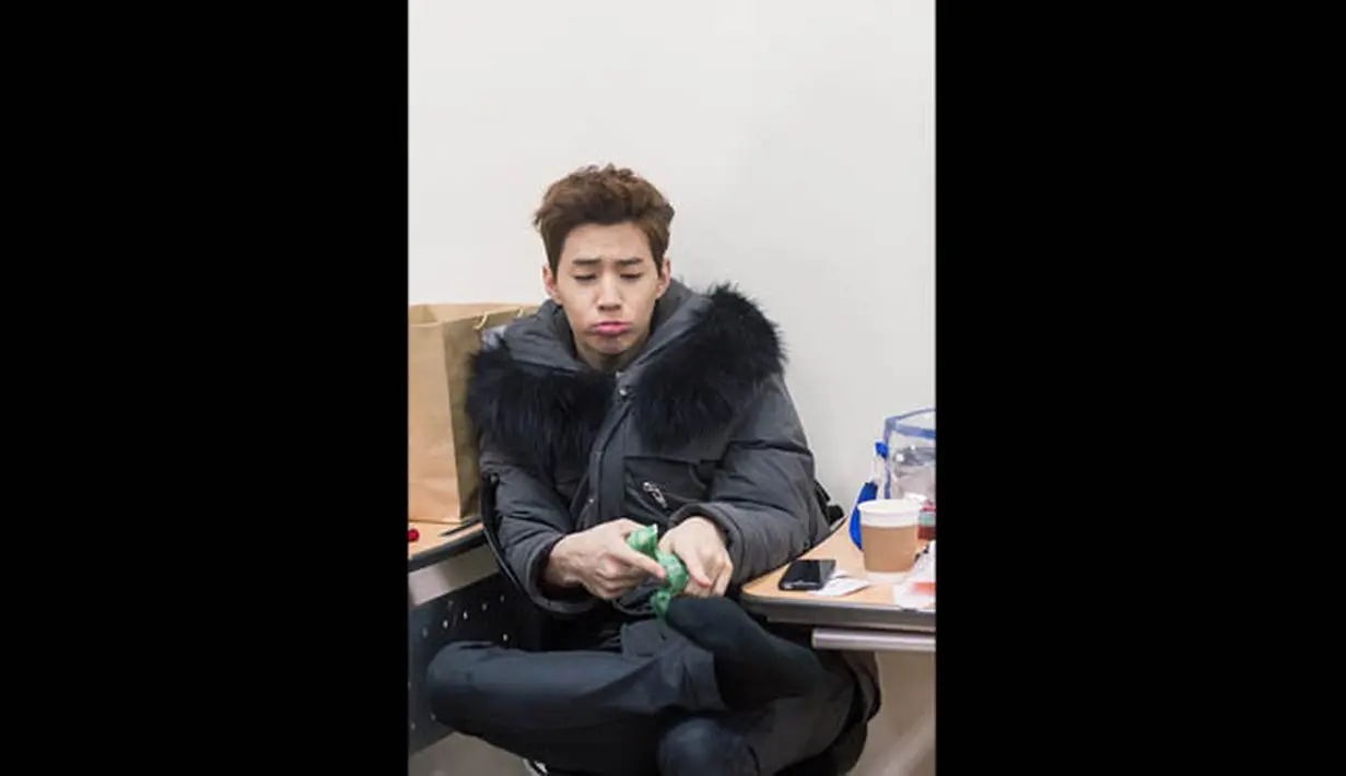 Saat break syuting, Henry masih sempat memberikan lelucon kepada rekan-rekannya, salah satunya akting merajuk dengan mengerucutkan bibirnya. (naver.com)