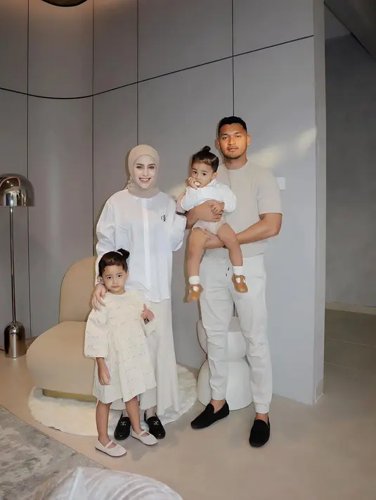 Potret keluarga kecil Aghnia Punjabi dalam balutan busana bernuansa netral. Aghnia sendiri tampil cantik mengenakan atasan berkerah lengan panjang berwarna putih dan rok panjang cokelat muda, merangkul sang putri Baby Cana yang manis mengenakan dress selutut berwarna cokelat yang serasi dengan flat shoesnya. [Foto: Instagram/emyaghnia]