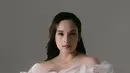 Dipulas MUA Franky Wu, Chelsea Islan tampil cantik dengan glow makeup bernuansa peach yang pancarkan inner beauty [@chelseaislan]