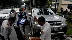 Petugas Dishub saat mengangkut mobil yang parkir sembarangan, Jakarta, Senin (12/1/2015). (Liputan6.com/Johan Tallo)