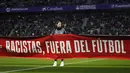 Para pemain dari kedua tim mengangkat spanduk sebagai bagian dari inisiatif La Liga dan federasi sepak bola Spanyol menyusul pelecehan yang terjadi pada hari Minggu. (AP Photo/Manu Fernandez)