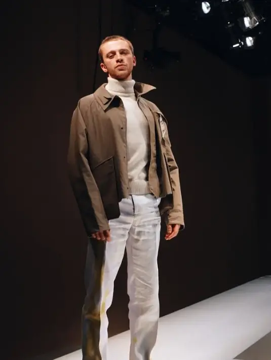 Aktor Prancis Benjamin Vouisin mencontohkan tampilan layering yang ringan, pola menyenangkan dengan sentuhan gaya streetwear yang segar (Foto: FENDI/@f2max)