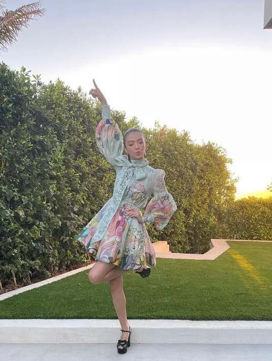 Begini tampilan fashionable Raline Shah mengenakan mini dress tie neck. Model kerah berdasi yang begitu unik membuat penampilannya terlihat begitu eye catching. (Instagram/ralineshah).