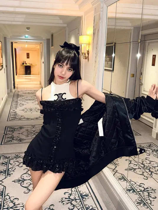 Gaya half ponytail dari Lisa bisa dijadikan inspirasi untuk tampil cute di depan pasangan.[instagram/lalalalisa_m]