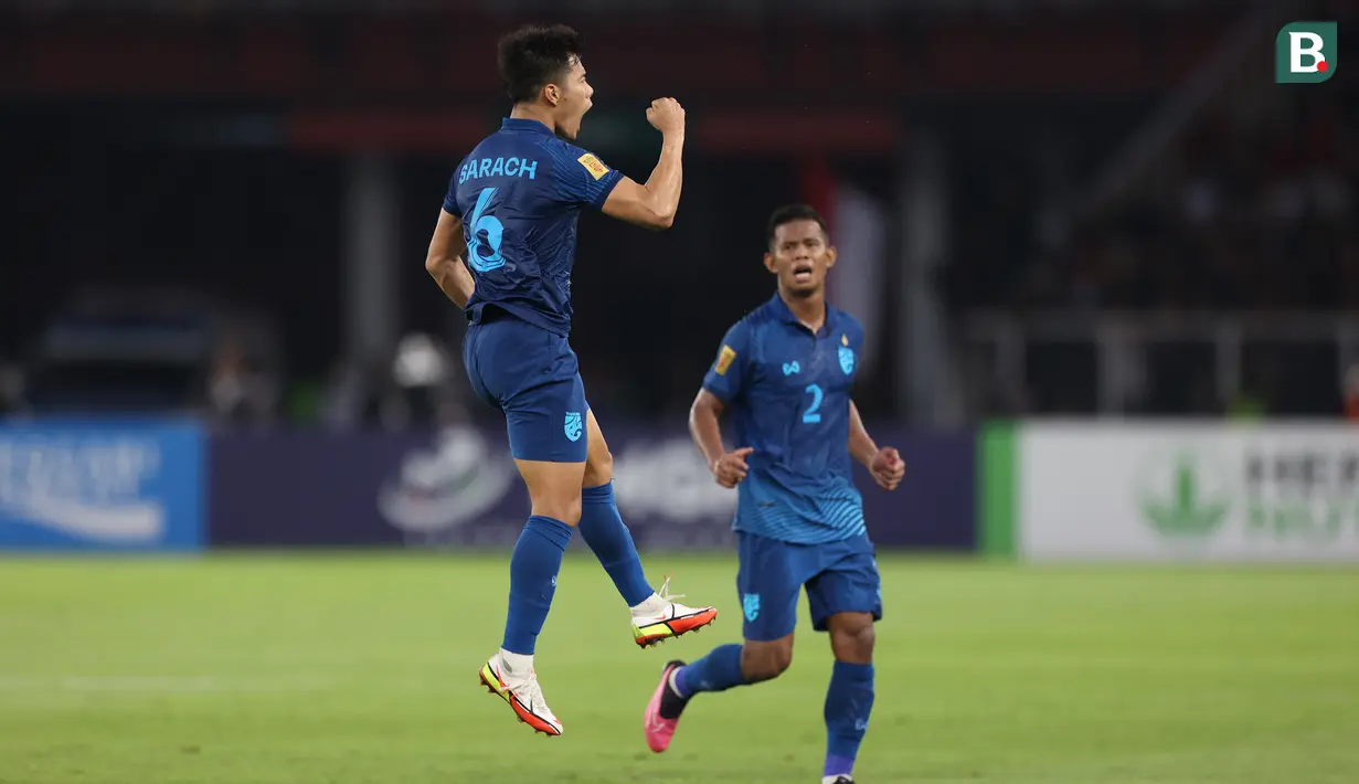 Pemain Timnas Thailand, Sarach Yooyen melakukan selebrasi setelah mencetak gol penyeimbang 1-1 ke gawang Indonesia dalam laga matchday ketiga Grup A Piala AFF 2022 di Stadion Utama Gelora Bung Karno, Senayan, Jakarta, Kamis (29/12/2022) sore WIB. (Bola.com/Bagaskara Lazuardi)