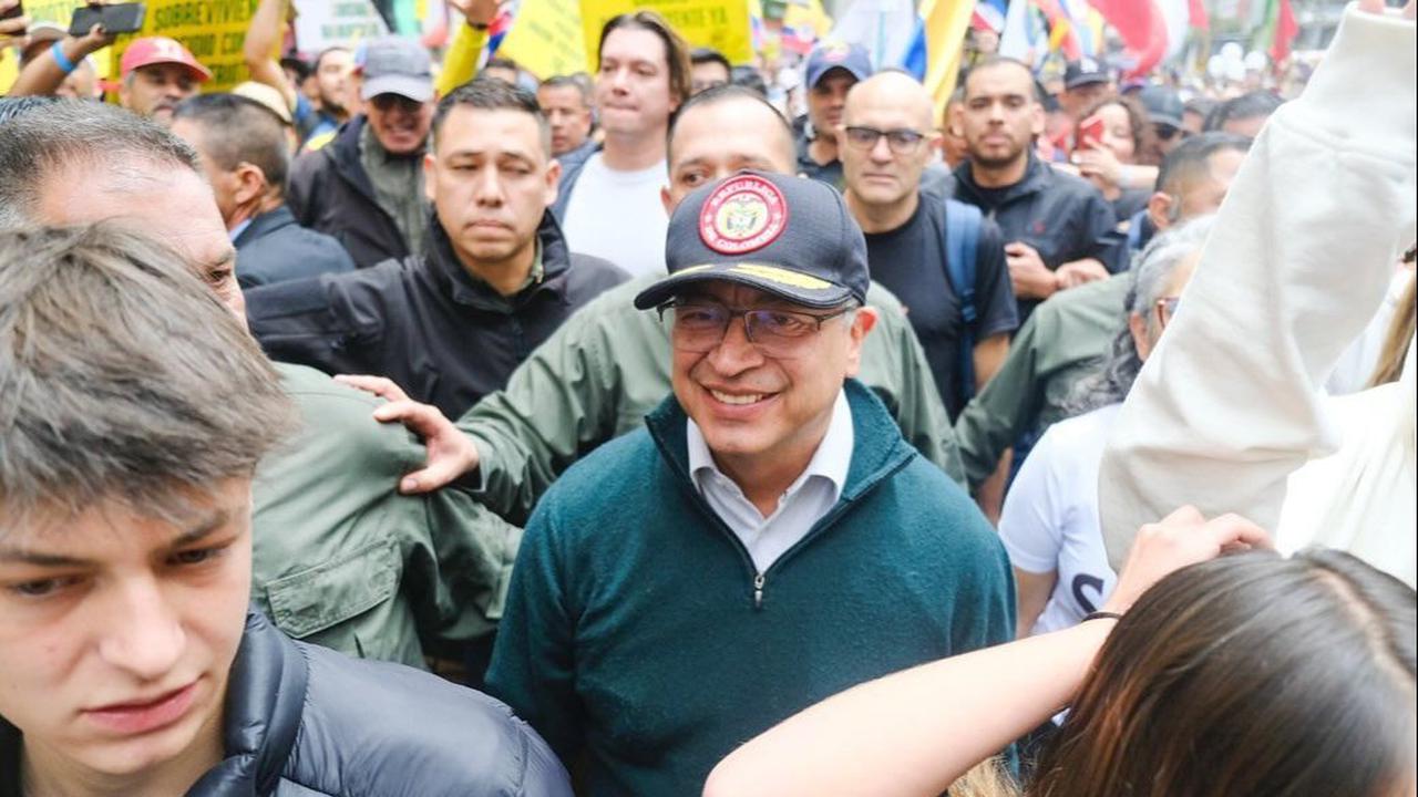 Pada tahun 2010, ia menjabat sebagai anggota kongres dan pada tahun 2011 ia menjadi walikota Bogota, posisi yang mendorongnya menjadi sorotan nasional di tengah banyak kontroversi.