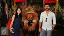 Pemeran Zeynep di Serial Elif, Gulcin Tuncok  (kiri) bersama Selim (Emre Kivilcim) usai menonton pertunjukan barong di Bali, Kamis (27/8/2015) Para pemain Elif sangat antusias dalam melihat pertunjukan Barong tersebut. (Liputan6.com/Herman Zakharia)