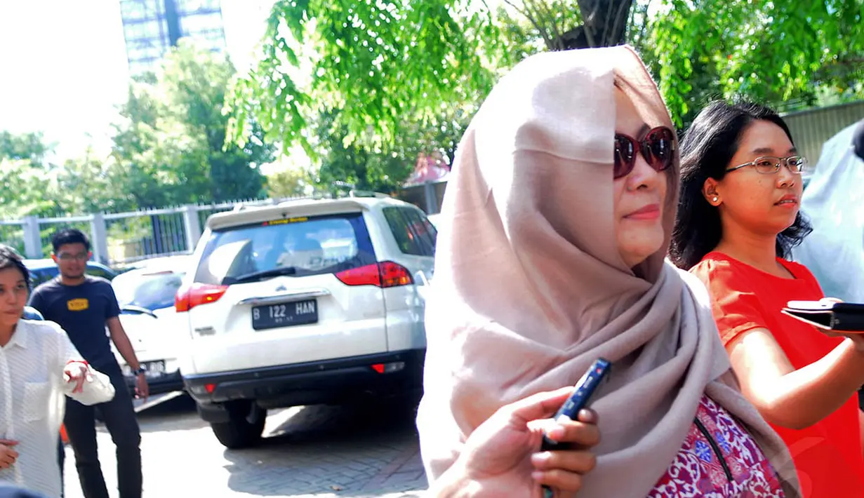 Istri dari mantan Ketua Mahkama Konsitusi Akil Mochtar mendatangi gedung Komisi Pemberantas Korupsi (KPK). (Liputan6.com/Faisal R Syam)