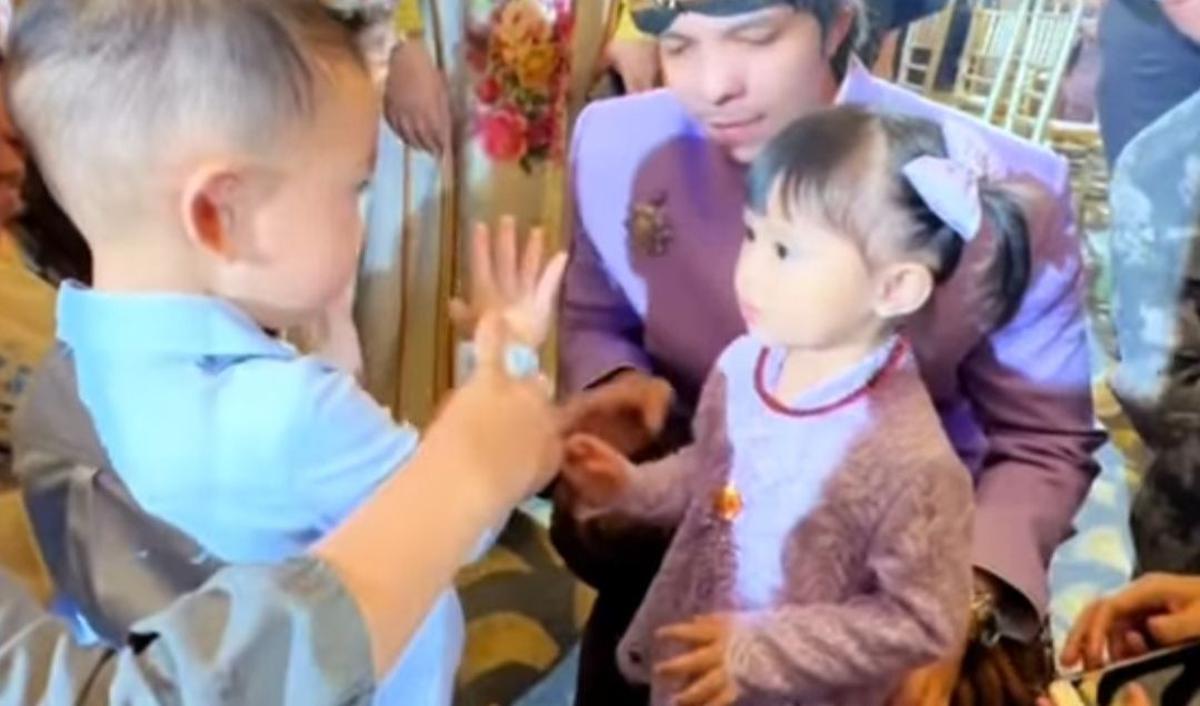 Ada momen lucu saat Ameena dan Rayyanza bertemu. Ameena memanggil Rayyanza 'Cipung' dengan sebutan Apung.