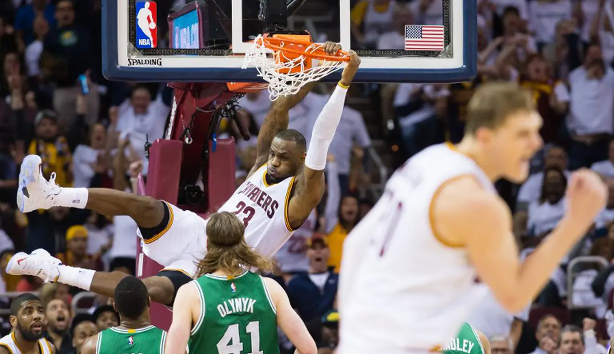 LeBron James melakukan aksi dunk di kuarter kedua (Jason Miller / GETTY IMAGES NORTH AMERICA / AFP)